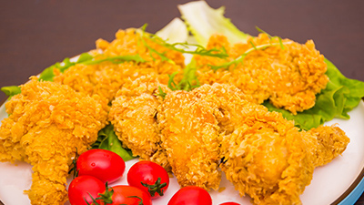 炸雞怎樣才能炸出魚(yú)鱗片？五鄰食坊教你炸雞裹粉技巧